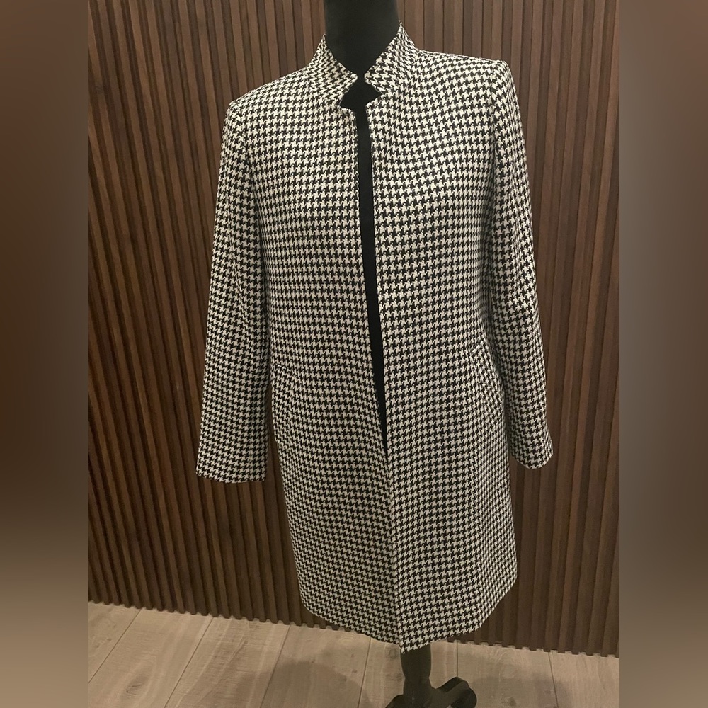 Beautiful like new blazer black and white plage from Tahari.